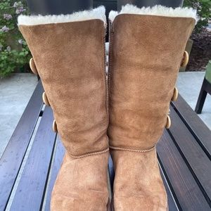 UGG BAILEY BUTTON TRIPLET BOOT-SIZE 10